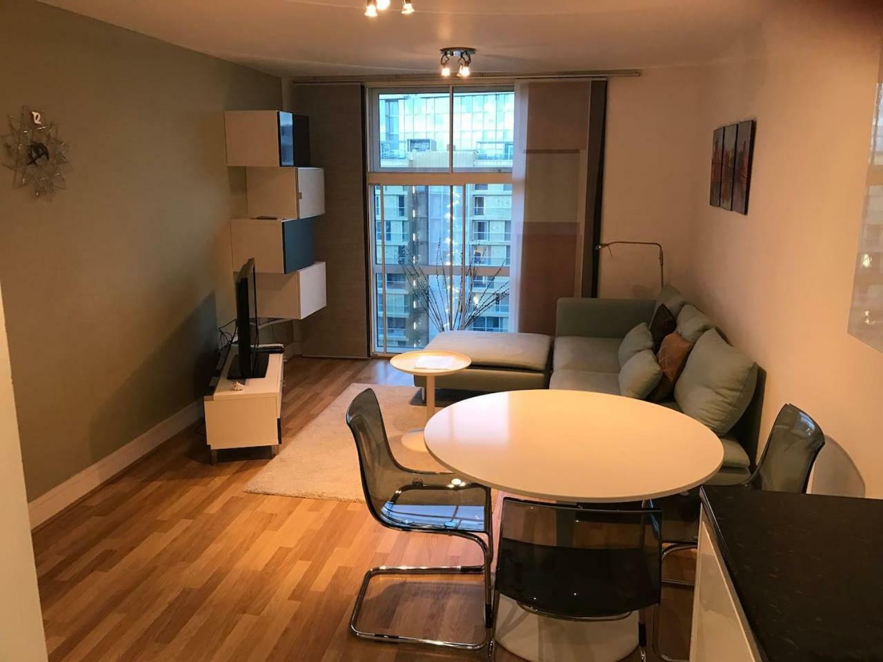 1 Bedroom In Chelsea Bridge Wharf London Exteriör bild