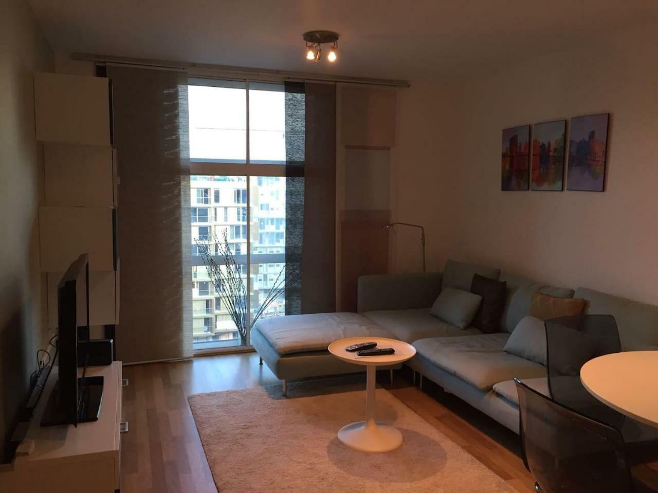 1 Bedroom In Chelsea Bridge Wharf London Exteriör bild